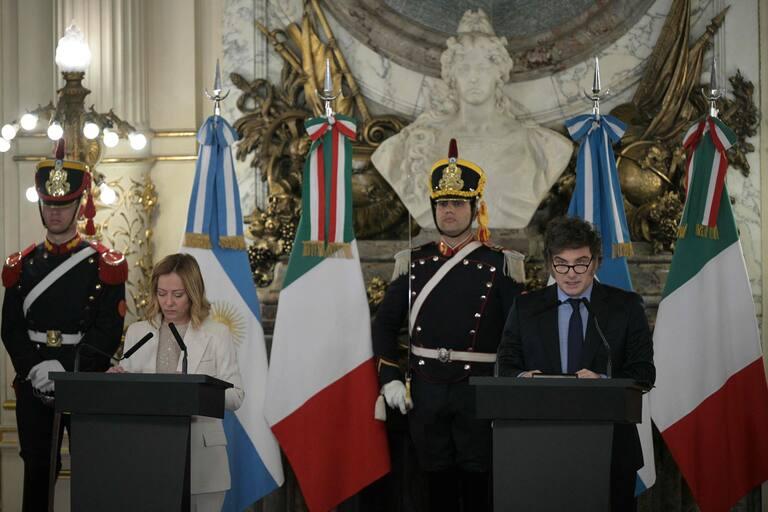 Petro define a Milei como un "nostálgico de Mussolini" - AFP