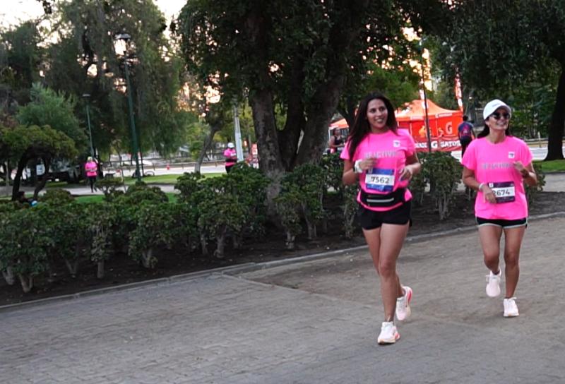 Chantal y Paulina participaron de corrida nocturna de mujeres