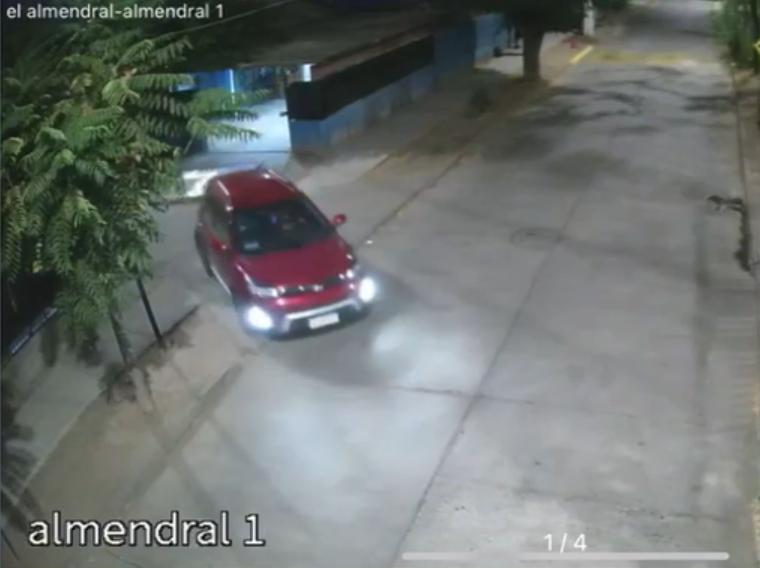 Asaltantes derriban portón con vehículo robado de casa en La Florida