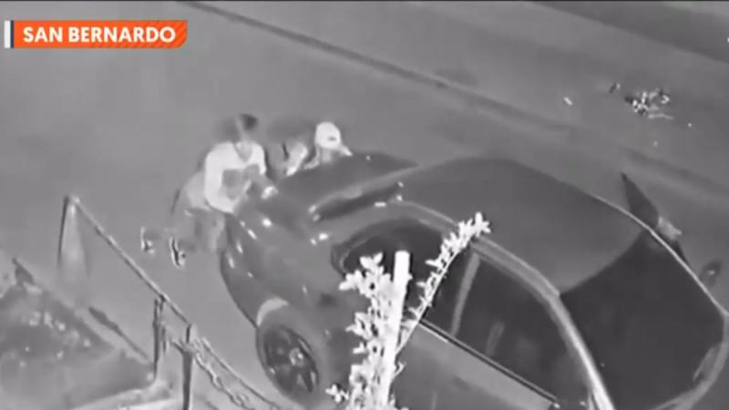 Delincuentes empujaron vehículo antes de robarlo - T13