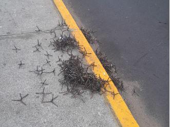 sujetos lanzaron miguelitos tras un robo a banco