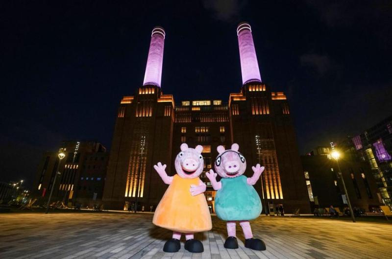 Familia de Peppa Pig revela el sexo de su nuevo bebé iluminando central eléctrica en Londres - Ian West/PA Media Assignments