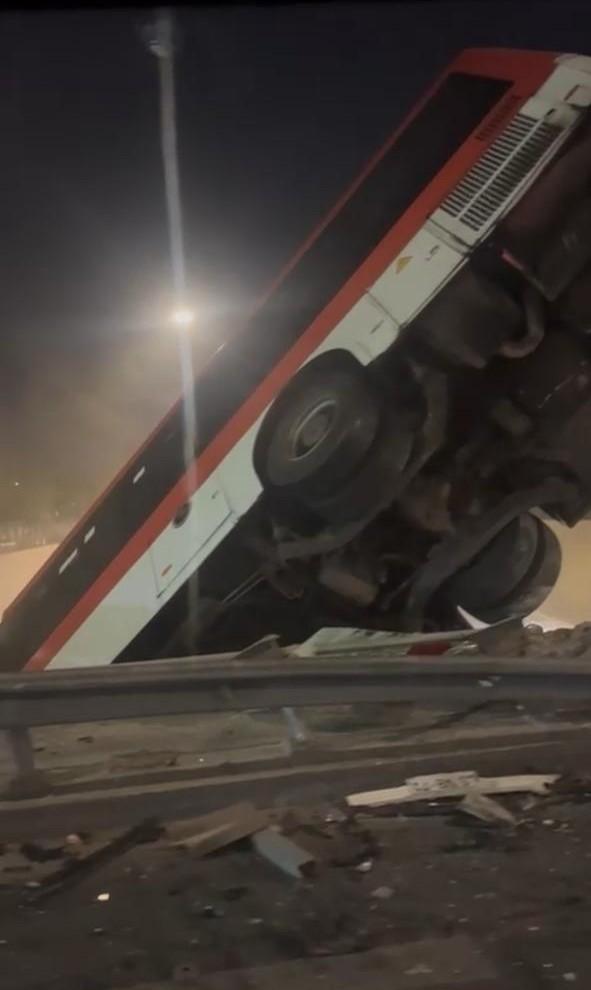 VIDEO: El momento exacto en que una micro es chocada y cae a la autopista