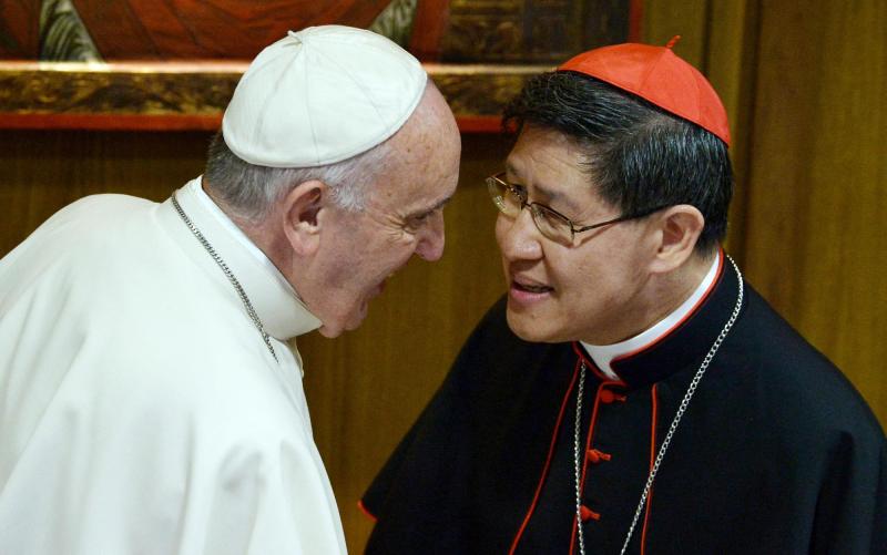 AFP - Papa Francisco (izq.) y Luis Antonio Tagle (der.)