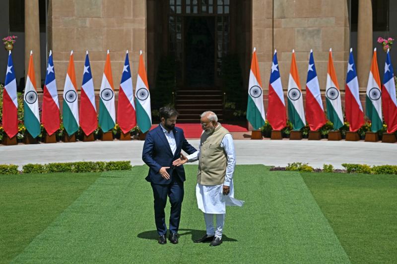 AFP - Presidente Boric inicia gira de seis días por India: Delegación fue recibida con una danza tradicional