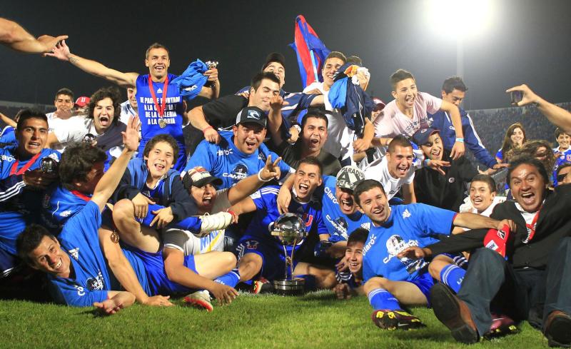 Los hinchas de U de Chile tienen su propia bebida energética - Agencia Uno