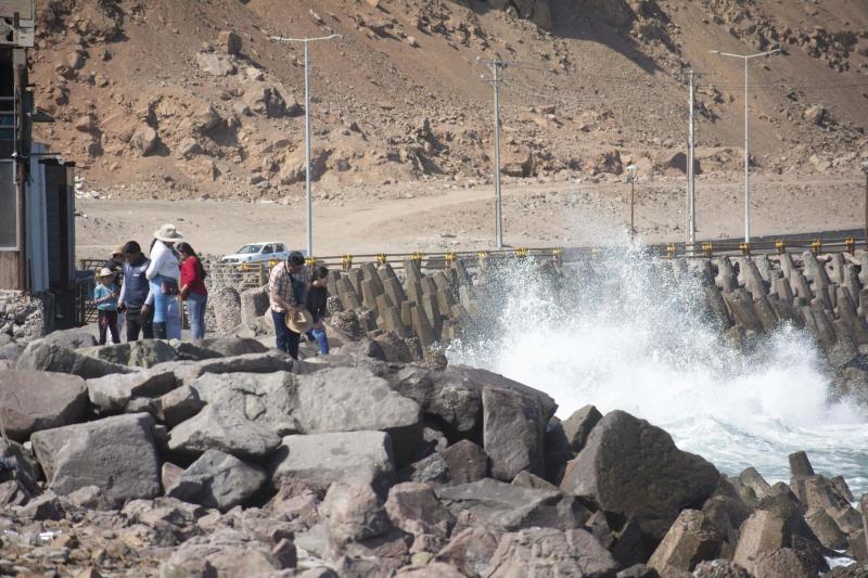 T13 - Alerta por marejadas: Se esperan fuertes olas desde Arica hasta el Maule este fin de semana | Agencia UNO