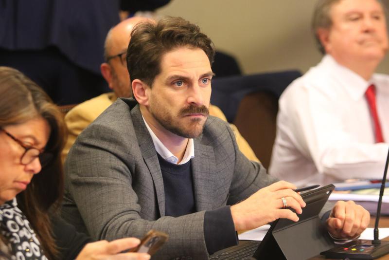 Agencia UNO - Data Influye: Matthei sufre importante caída y empate en primarias entre Tohá y Jara