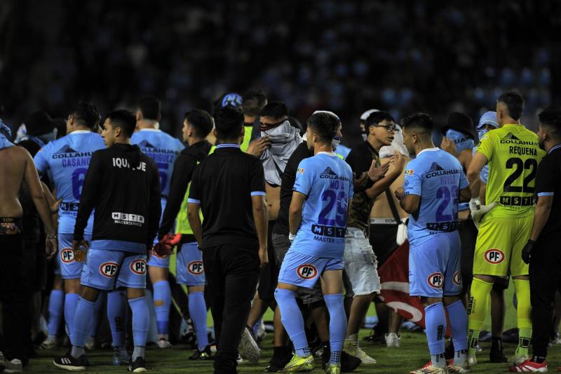 Barristas interrumpieron partido para "apretar" a Deportes Iquique - Créditos: Agencia Uno