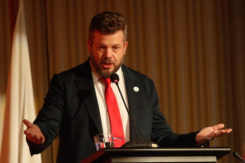 Kaiser responde a Matthei: "Que me deje fuera del menú"