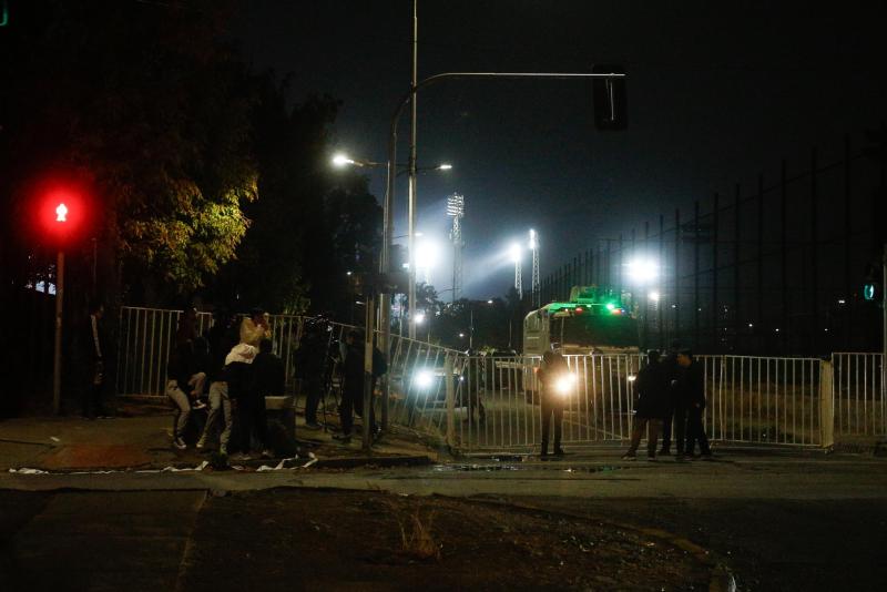 Agencia UNO - Dos hinchas de Colo Colo fallecieron en las inmediaciones del Estadio Monumental