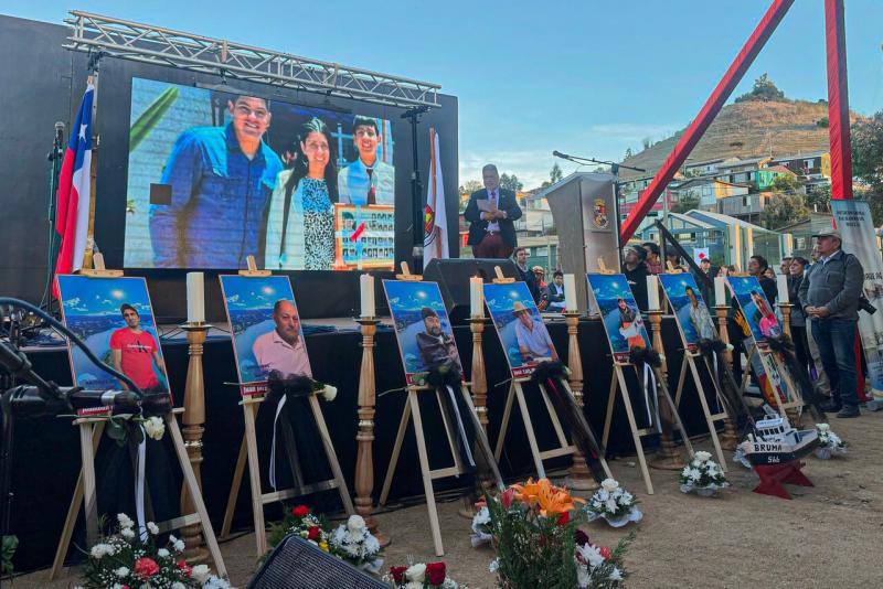 Agencia Uno - Despedida de familiares de pescadores desaparecidos