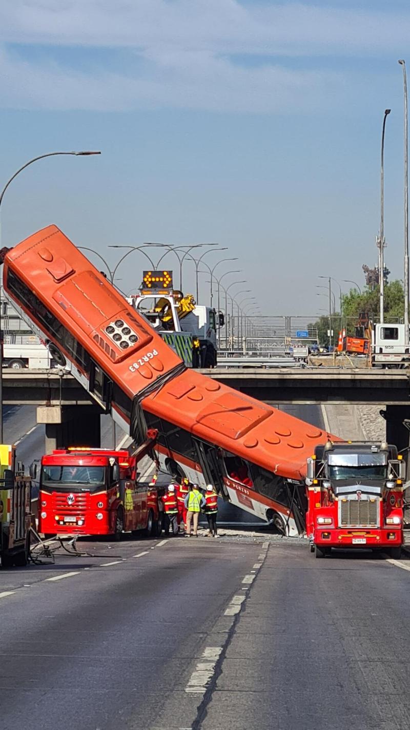 Accidente dejó micro "colgando" en la Autopista Central - T13
