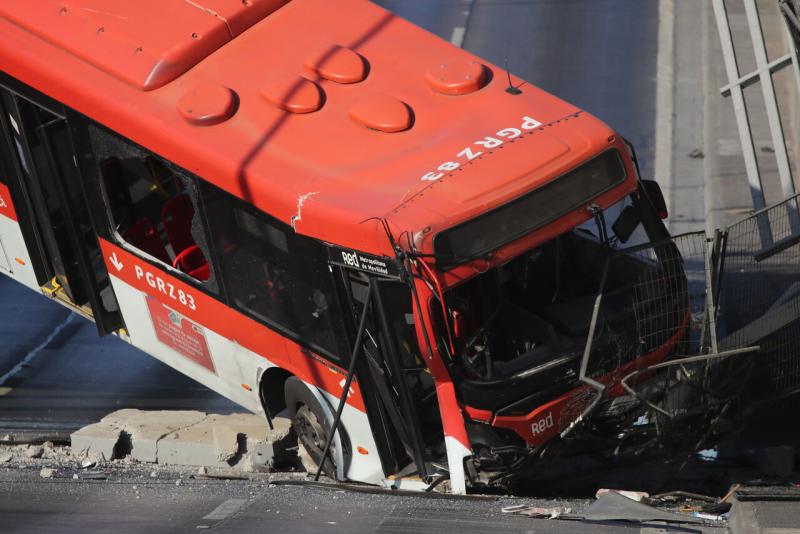 Micro terminó colgando en la autopista central - ATON