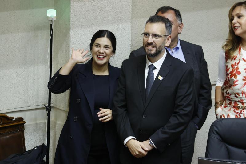 Aton- Karol Cariola junto a Tomás De Rementería