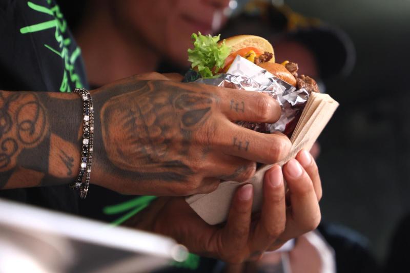 Arturo Vidal lanzó marca de hamburguesas - Créditos: Aton