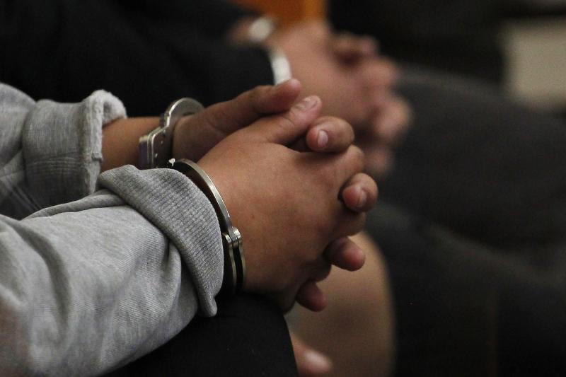 Aton (referencial) - "La violaba y abusaba desde sus 4 años": Mujer que disparó al padre de su hija solicitó indulto presidencial