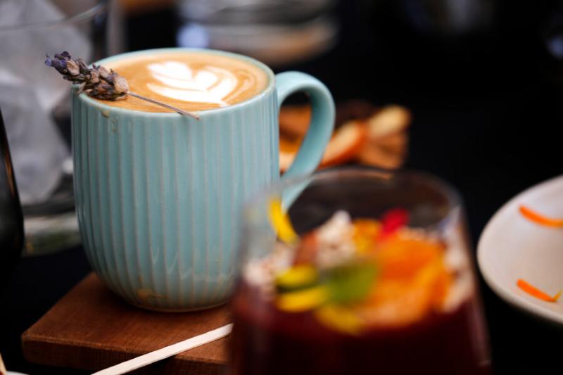 Coffee Party: La nueva tendencia sin alcohol que refleja un cambio cultural en Chile - Referencial Aton