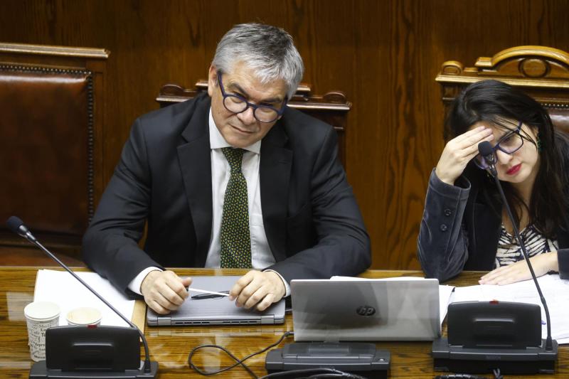 Aton- Ministro Mario Marcel y directora de la Dipres Javiera Martínez, a quien Winter defiende