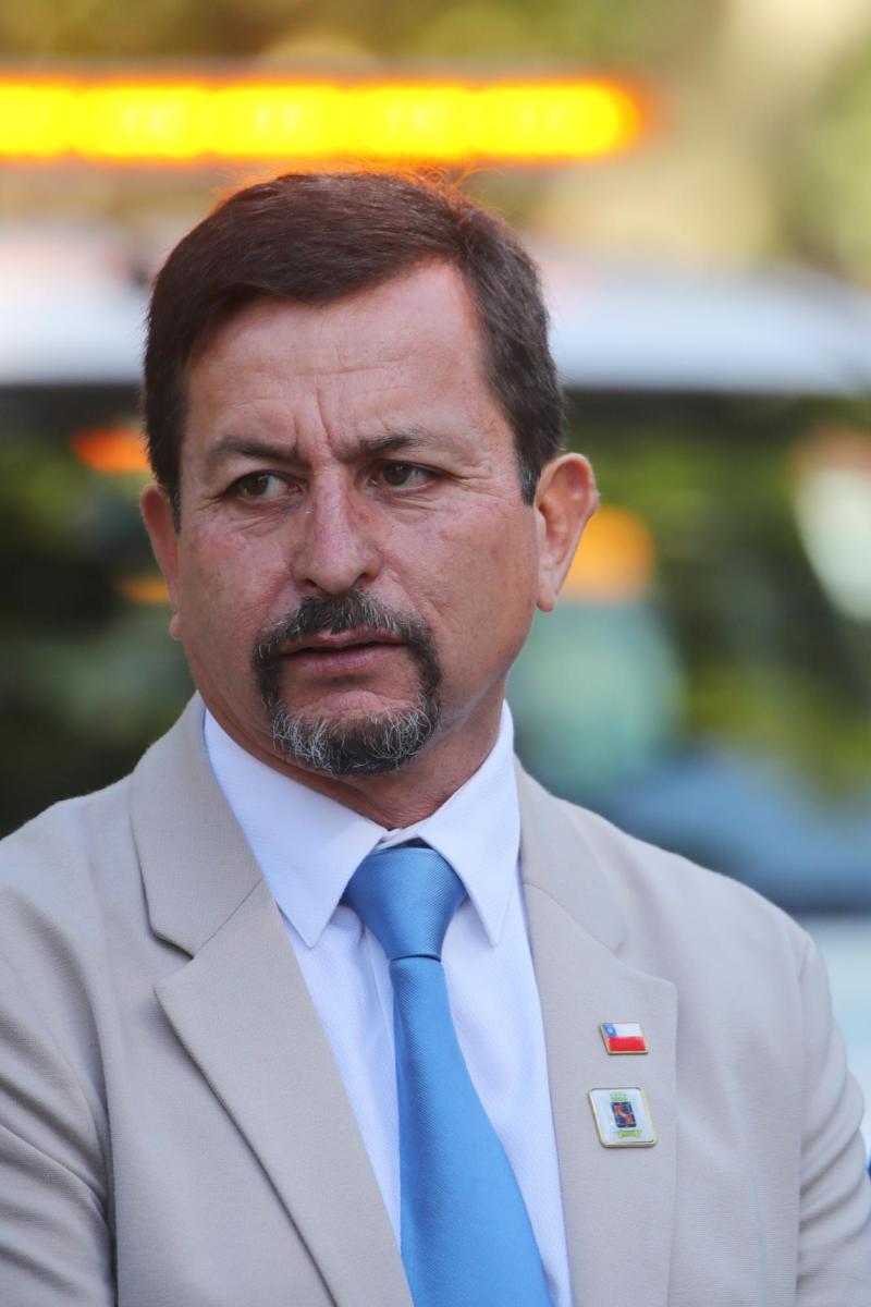 El alcalde de Macul golpea la mesa y negó vínculos con la Garra Blanca - ATON