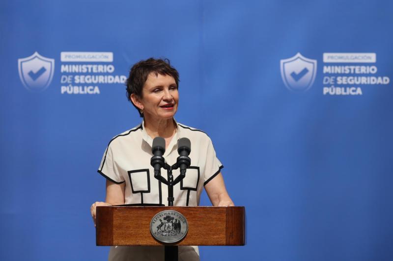 Aton- Carolina Tohá como ministra del Interior, promulgando la creación del Ministerio de Seguridad Pública