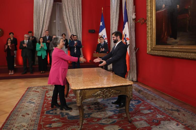 Boric se despide de exministra Jara - Aton