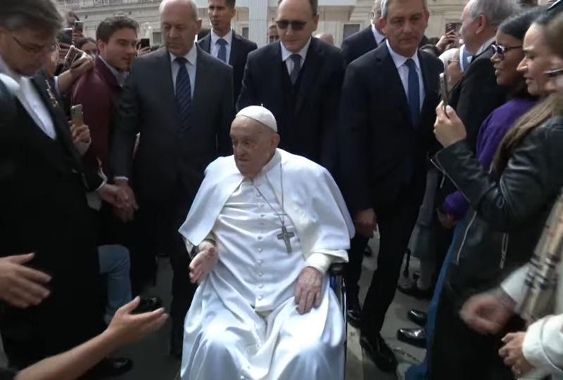 El papa Francisco se da un baño de multitudes improvisado en la plaza de San Pedro - Captura Vatican News