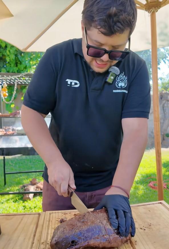 T13 - Del “rey del Fotolog” al maestro de la parrilla: Así es la nueva vida de Kneza, recordado exchico Yingo | Instagram - @pasionxlaparrilla