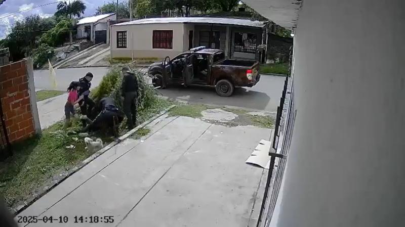 “Cuando me tiró le dije que me había roto la rodilla": Joven denuncia grave abuso policial en Argentina - Captura cámara de seguridad