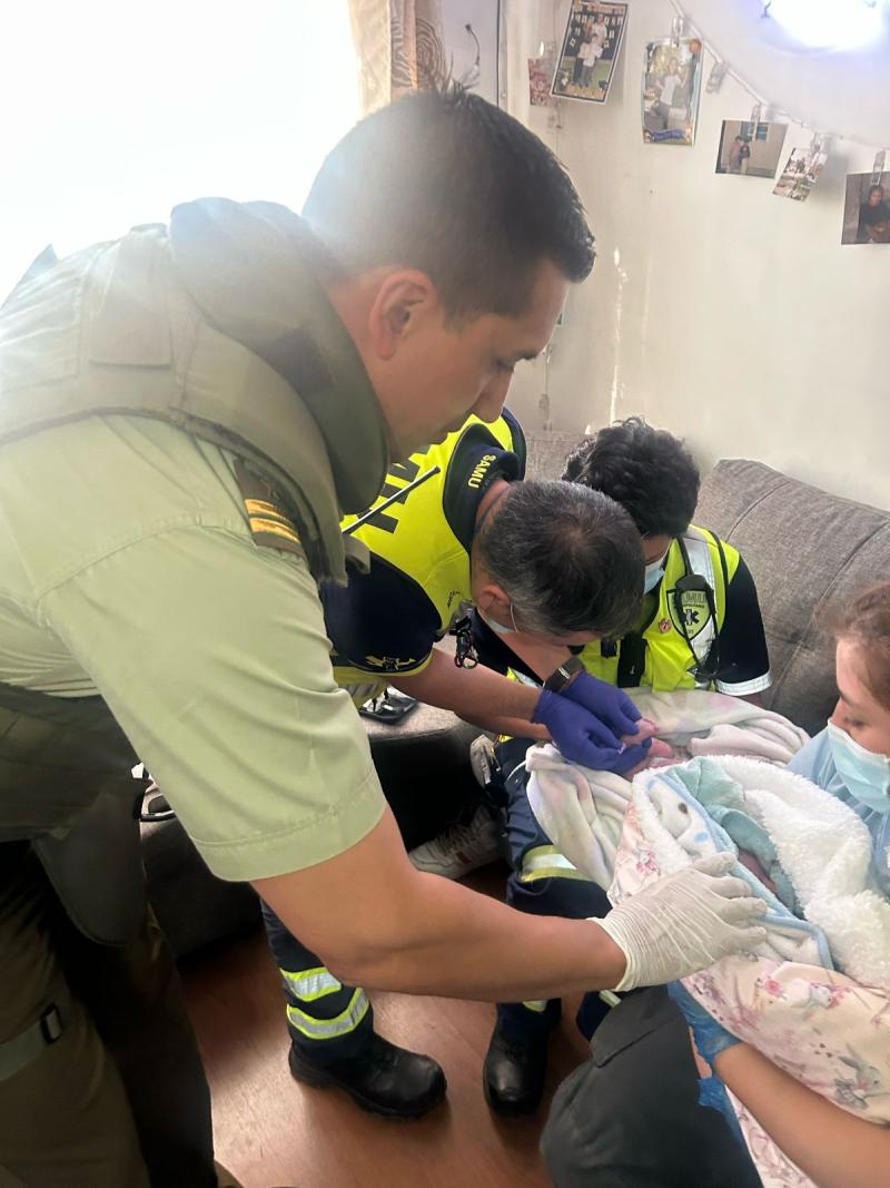 Carabineros ayudaron en parto de gemelas - Cedida