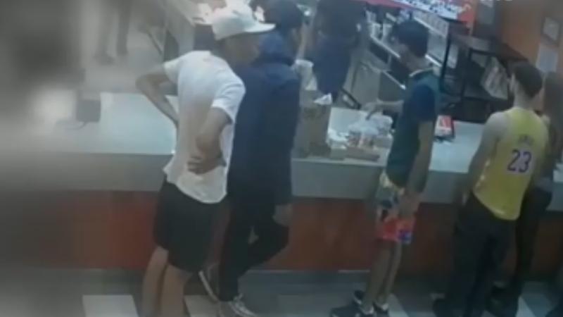 T13 - ¿Quién es el detenido por el asesinato de universitario afuera de un McDonald's de Providencia?