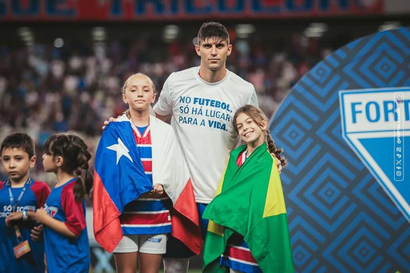 Benjamín Kusevic ingresó a la cancha con dos niños en representación de víctimas - Créditos: Matthew Lotif/ Fortaleza