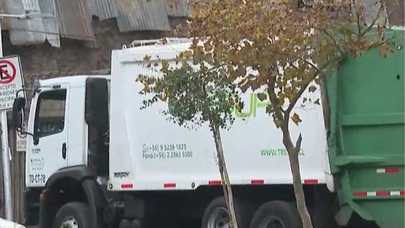 T13 - Funcionarios de la Municipalidad de Santiago lanzan fuegos artificiales para celebrar su retiro laboral