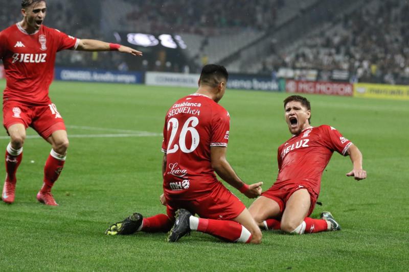 Leonardo Gil en gran jornada de chilenos en copas internacionales - Créditos: @CAHuracan