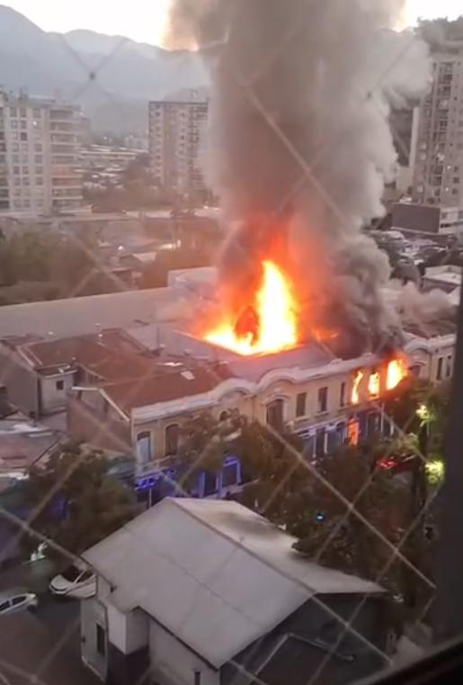 VIDEO | Se ve desde varios puntos de Santiago :Los registros del voraz incendio de cité en Recoleta