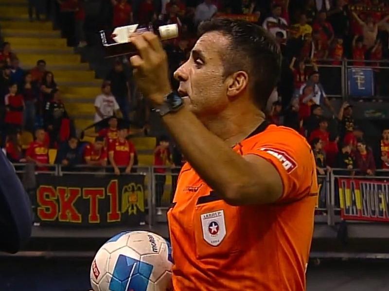 Piero Maza mostró la botella whisky que lanzaron desde las tribunas - Créditos: Captura TNT Sport