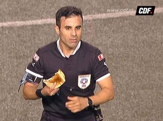 Piero Maza con empanada - Créditos: Captura CDF