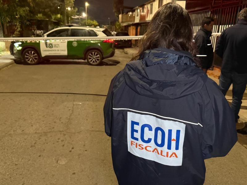 Mujer falleció baleada fuera de su casa en Puente Alto - X @ECOH_FiscaliaRM
