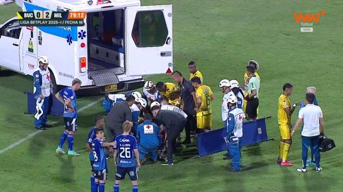 Luciano Pons retirado en ambulancia en A. Bucaramanga - Créditos: @ElVarCentral
