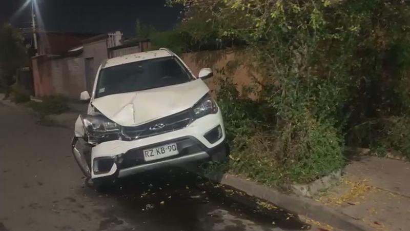 Auto chocado tras encerrona en Maipú terminó arriba de un árbol - T13