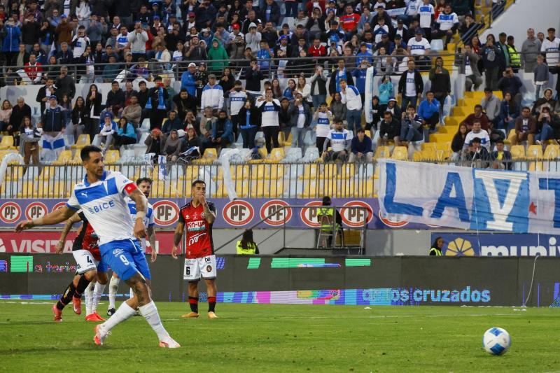 Un penal tapado y uno dentro para Zampedri en el triunfo de la UC - Photosport