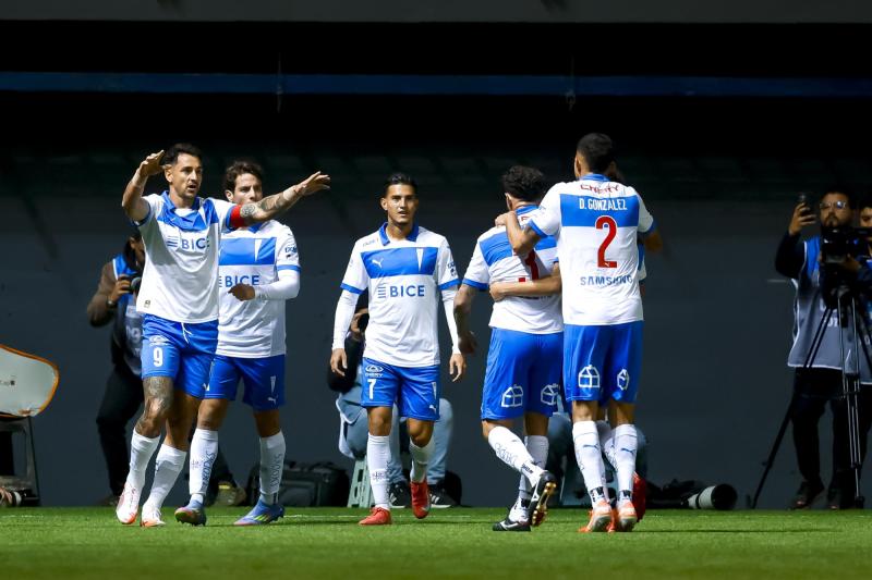 La UC goleó a Everton y es líder - Photosport