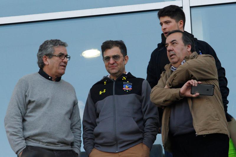 Arturo Vidal se lanza contra el bloque Vial en Colo Colo - Créditos: Photosport