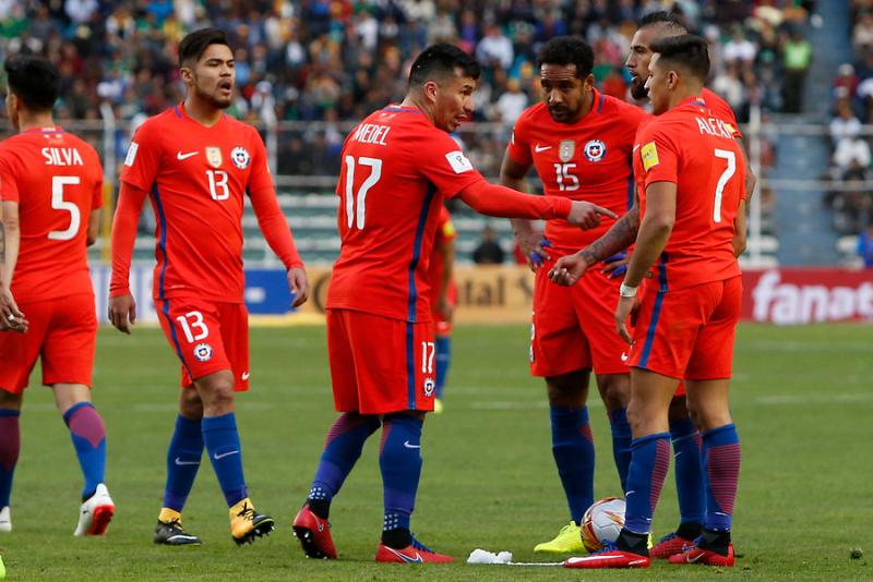 Jean Beausejour defiende a Alexis Sánchez - Créditos: Photosport