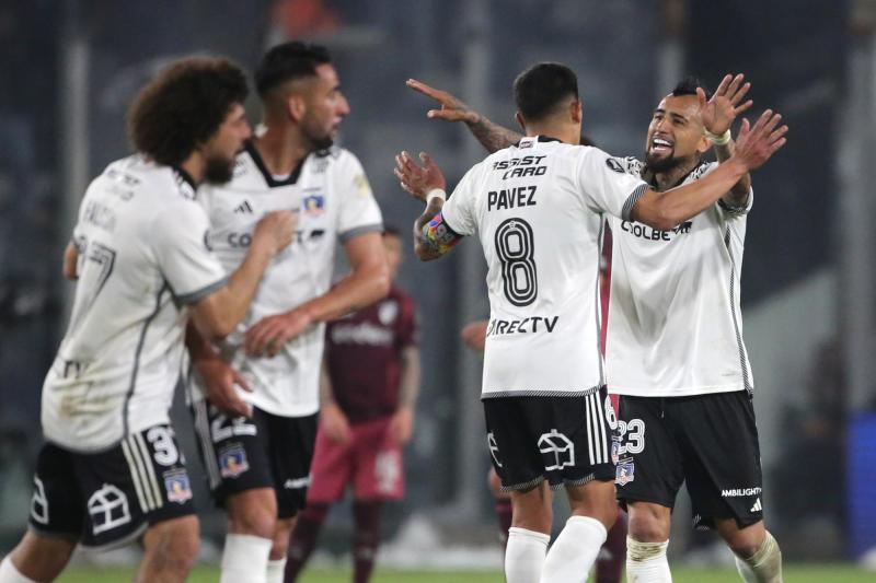 Arturo Vidal junto al capitán de Colo Colo, Esteban Pavez - Créditos: Photosport