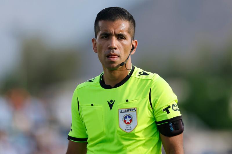 Eventual castigo a Rodrigo Carvajal por camiseta de U. Católica - Créditos: Photosport