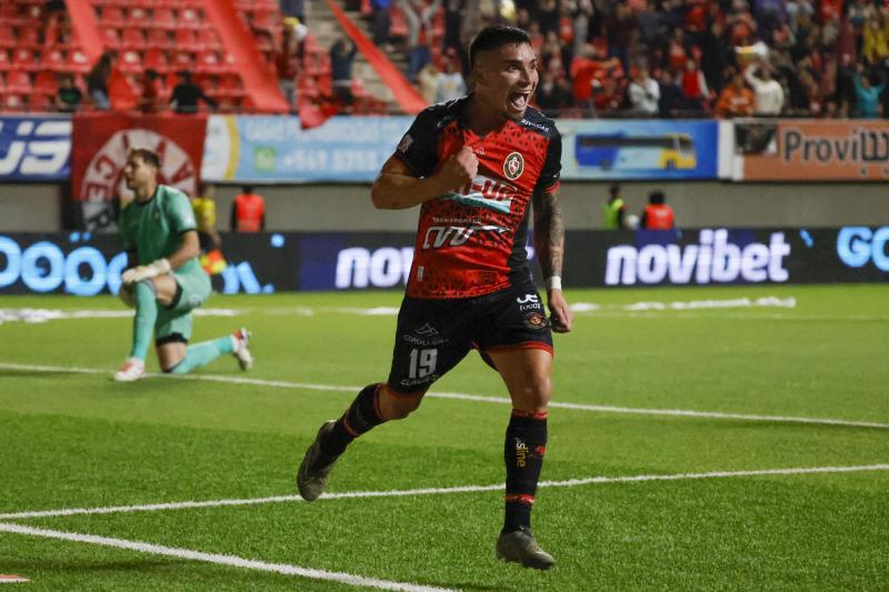 Daniel 'Popin' Castro renovó su vínculo con Deportes Limache hasta 2027 - Créditos: Photosport