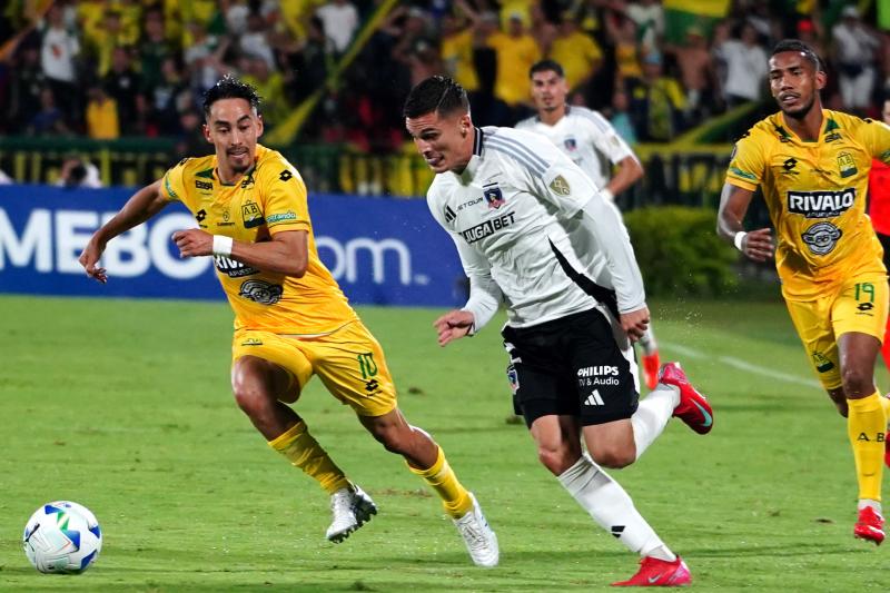 Lucas Cepeda en el duelo de Bucaramanga vs Colo Colo - Créditos: Photosport