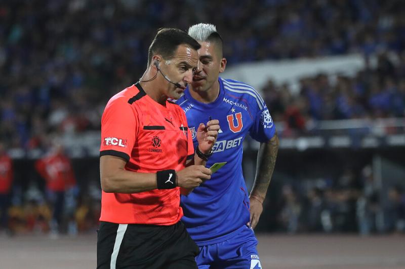 Leandro Fernández saldría de la oncena de U de Chile - Créditos: Photosport