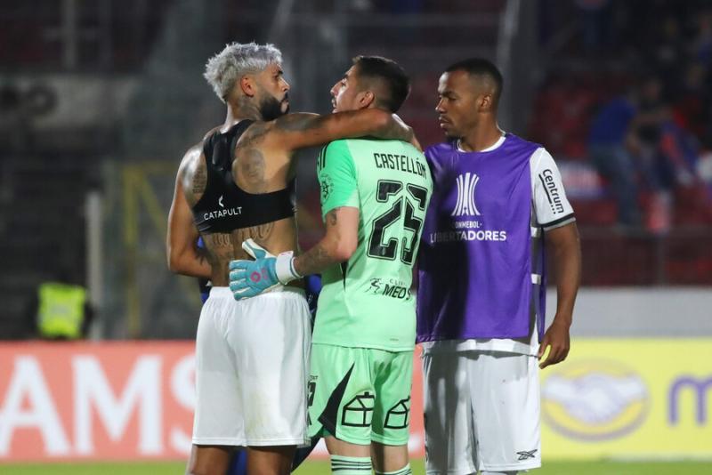 Figura de Botafogo e hinchada de U de Chile - Créditos: Photosport 